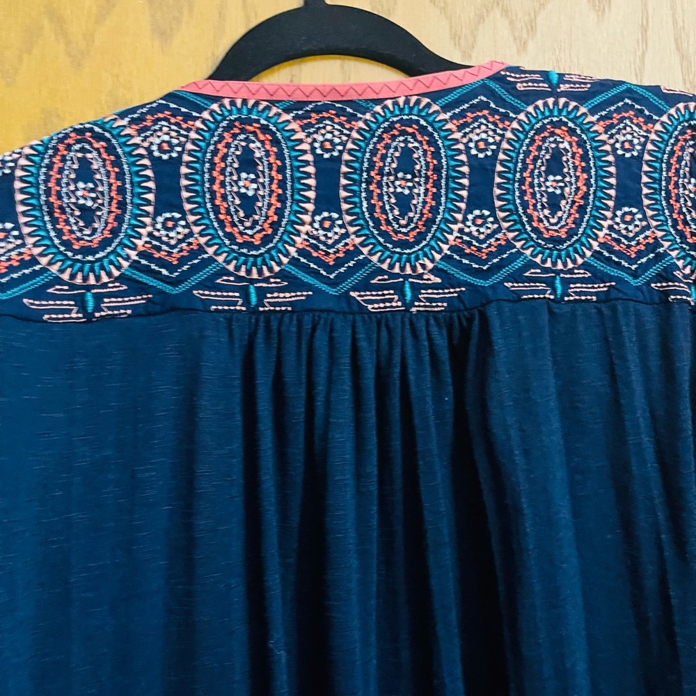 Lightweight topper with patterned shoulder print size 3 Maurice’s